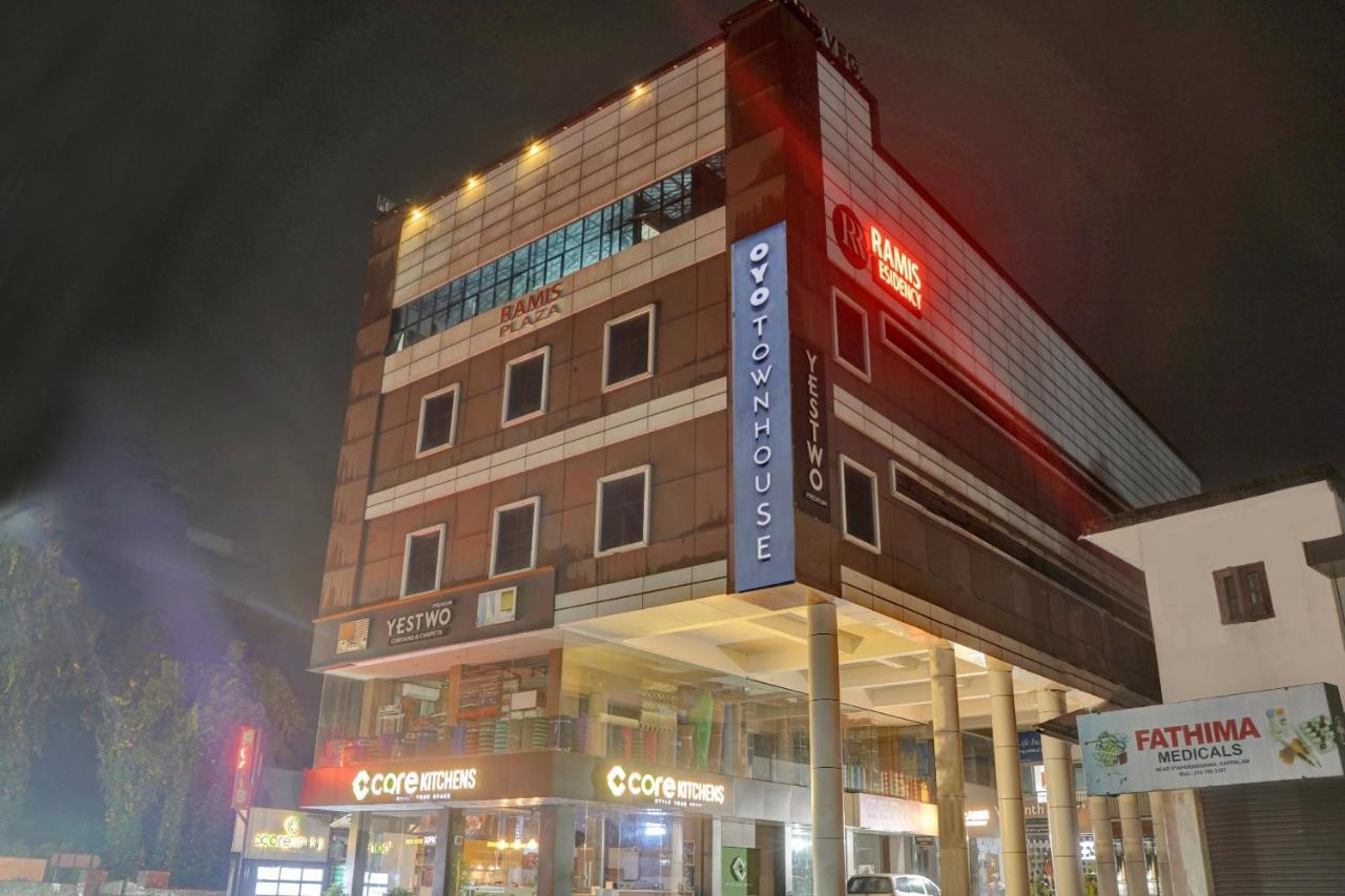 Oyo Townhouse 1070 Ramis Plaza Hotel Tullipurmbu Buitenkant foto